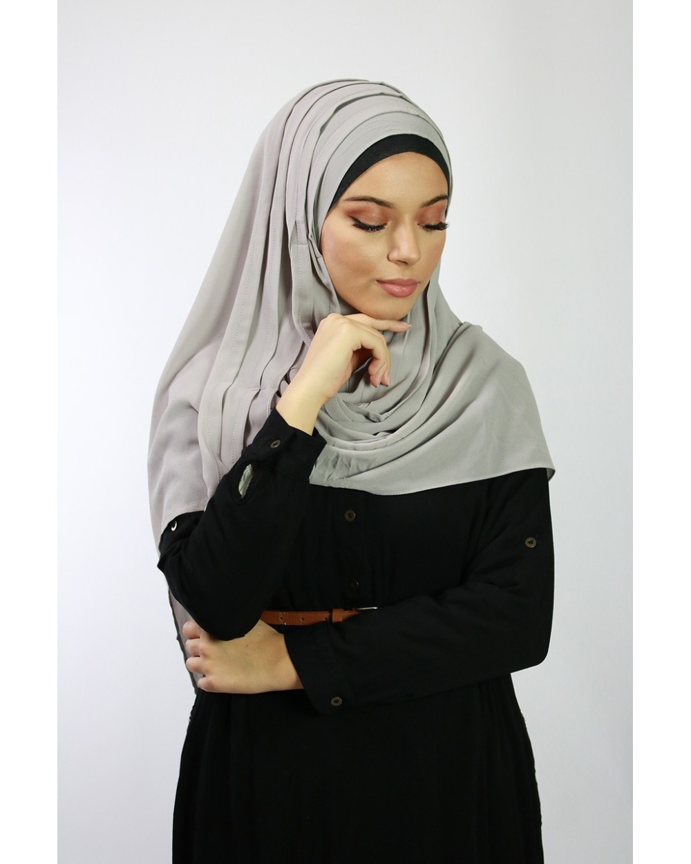 Hijab à enfiler entiérement cousu gris clair