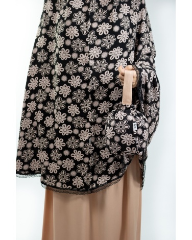 Ensemble de prière fleuri fond noir jupe beige