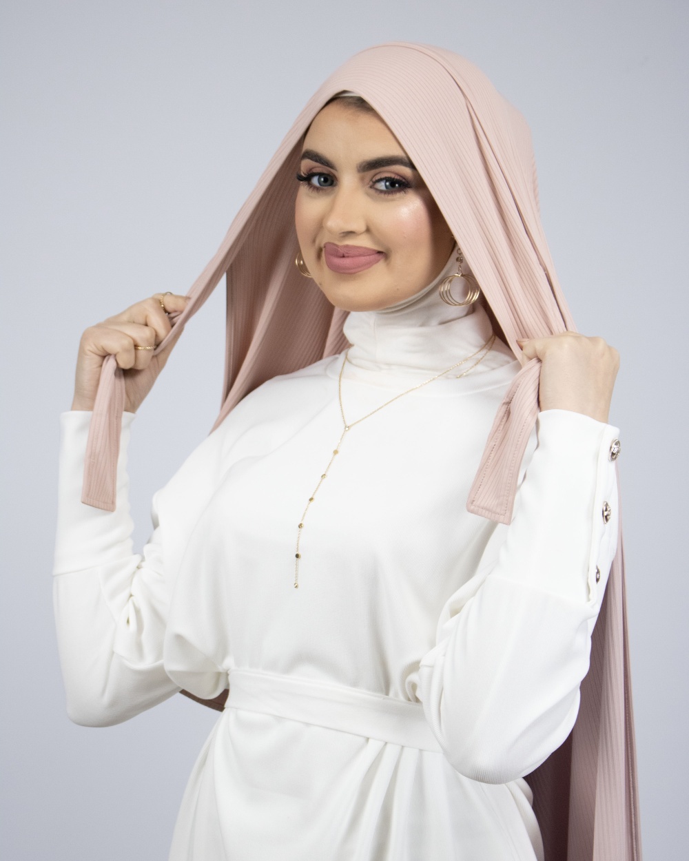 Hijab à enfiler à nouer avec ouvertures lunettes